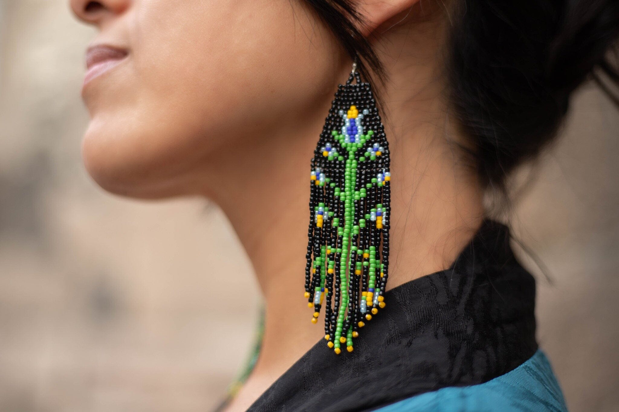 Black Flowerbug Earring Mother Sierra - Unique high-quality bead earrings